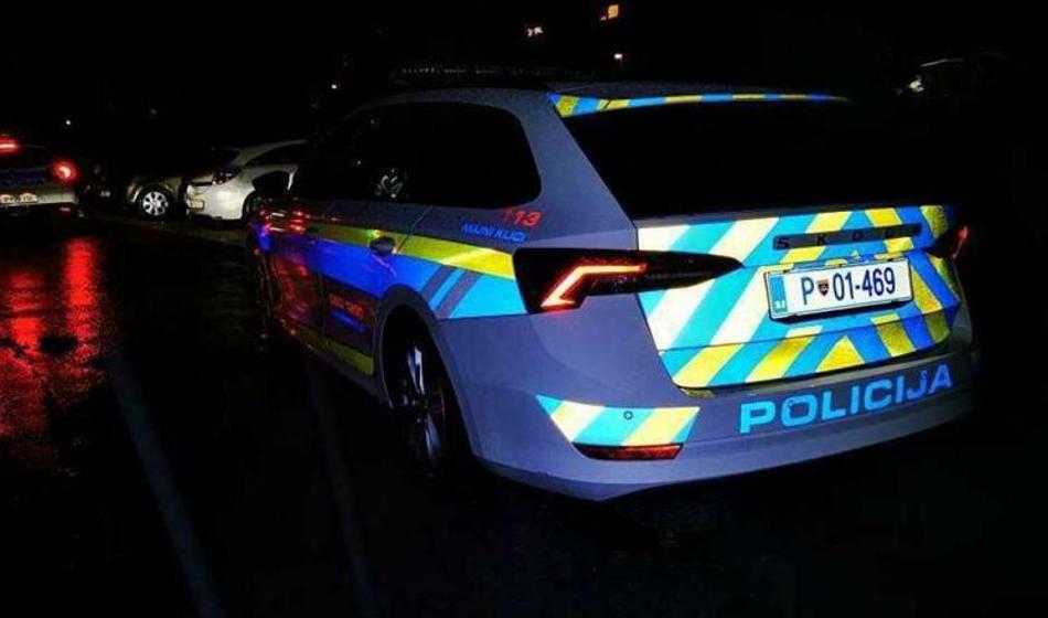 Huda prometna nesreča tovornjaka in dveh vozil in avtomobil pri Litiji