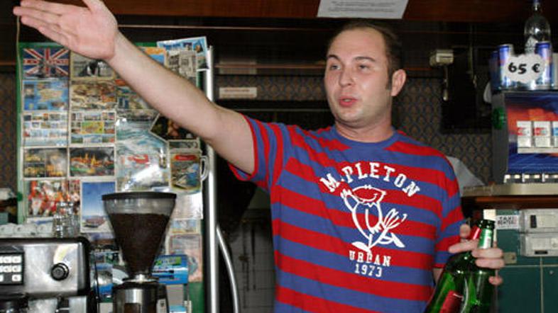 Aleksander Pejić iz Snack Bara pravi, da se smrad čuti, odkar so zgradili vpadni