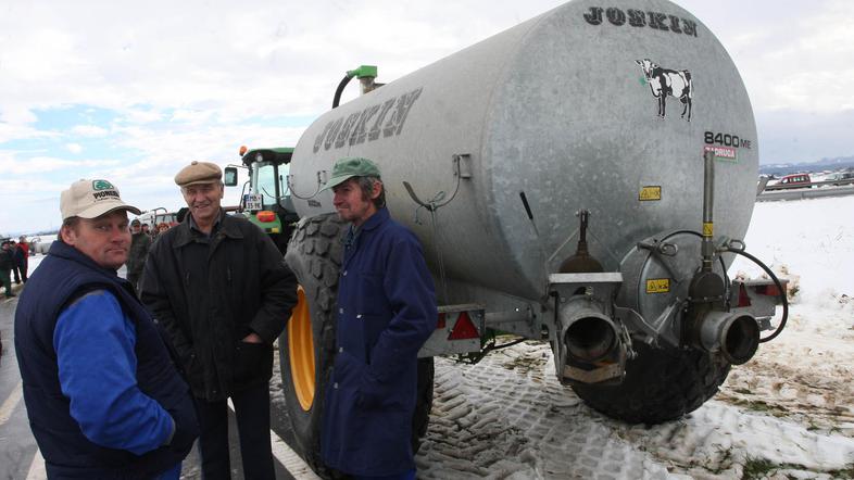 kmetje dravsko polje protest zlivanje vode