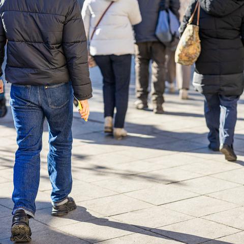 Ljudje hodijo po ulici