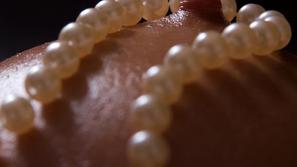 Ogrlico s perlami lahko uporabite tudi drugače ...