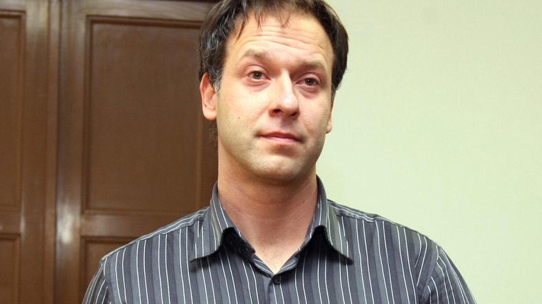 Zavašnik je obtožen predložitve ponarejene odločbe o podaljšanju obratovalnega č