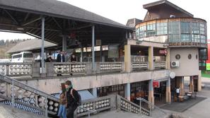 Zaradi kršenja javnega reda in miru v lokalih na avtobusni postaji policija večk