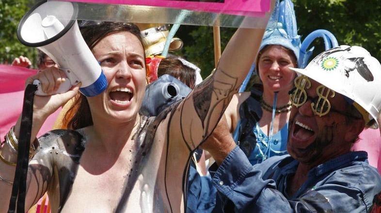 Na BP pritiskajo tako zvezne kot lokalne oblasti, na glasnih in nazornih protest