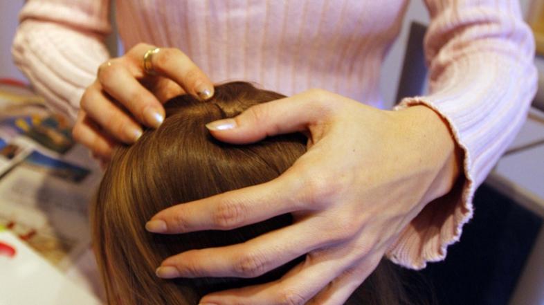 stajerska17.12.08...usi...pregledovanje...deklica...lasje...foto: gregor katic