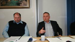 Branko Žiberna, direktor CP Kranj, in župan Tomaž Tom Mencinger sta podpisala po