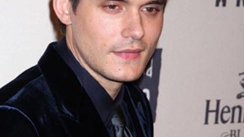 John Mayer se zna dobro zabavati tudi z moškimi.