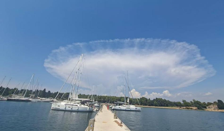 Nenavaden prizor nad Istro, vsi so gledali v nebo