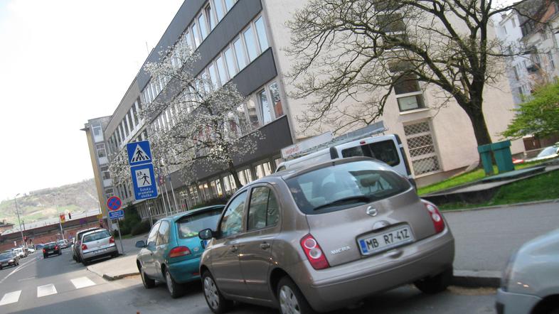 V ulicah, kjer se za zdaj še lahko parkira brezplačno, bo kmalu treba kupiti par