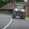 traktor na cesti