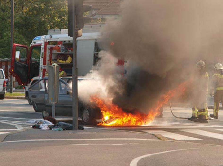 Goreče vozilo na križišču Poljanske in Roške ceste.