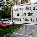 Znak, da je parkiranje dovoljeno samo za stanovalce Ulice Hermana Potočnika 17, 