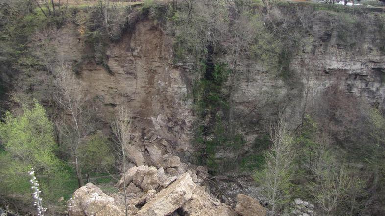 Dela bodo predvidoma tekla hitro. En teden bodo potrebovali za odstranitev mater