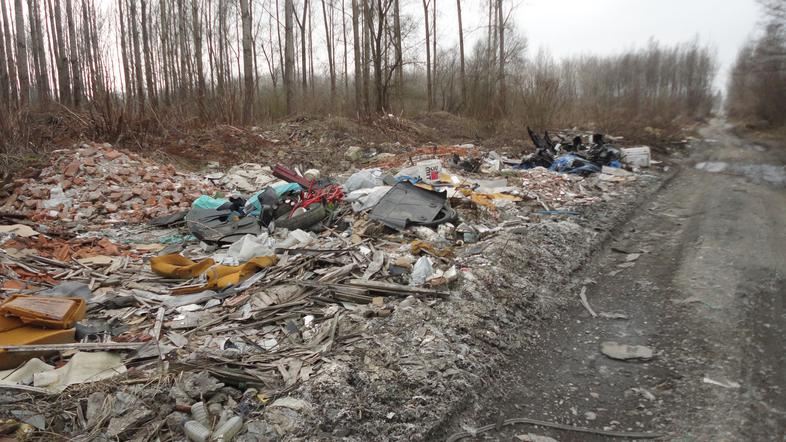 “Smeti so tudi na cesti,” je bila zgrožena bralka, ko se je sprehajala po Barju.