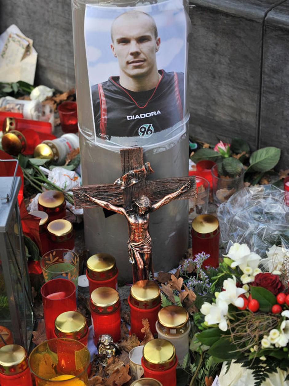 Robert Enke je pred smrtjo trpel za hudo obliko depresije. (Foto: EPA) | Avtor: EPA