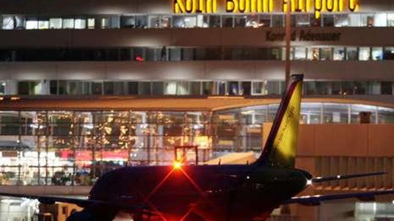 Moška sta bila prijeta le nekaj minut pred vzletom letala.