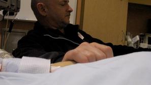 Mediji so objavili prve fotografije iz bolnišnice, kjer ob bolniški postelji sed