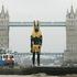 Londonski Tower Bridge so dvignili, ko je pod njim plula ladjica z Anubisom.