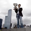 Roger Federer je januarja letos ponosno dvignil pokal v Melbournu.