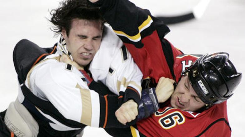 V Calgaryju so zapele tudi pesti. Tokrat sta se pobliže spoznala Mark Smith iz C