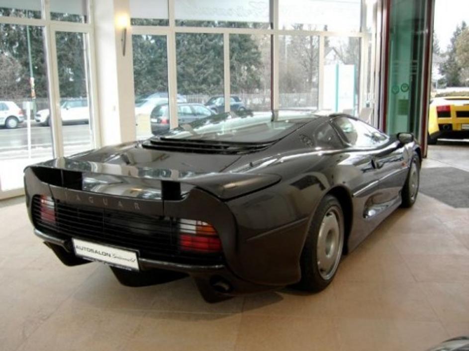 Jaguar XJ220, ki ga je Flavio Briatore prodal za 200.000 evrov.