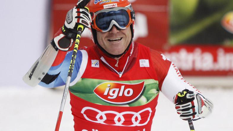 Didier Cuche, najboljši veleslalomist lanskega leta, je z zmago odprl novo sezon