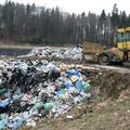 Da lahko na deponijo Leskovec odlagajo odpadke, jih za zdaj vozijo na predhodno 