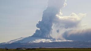 Največja turistična atrakcija Islandije je trenutno bruhajoči vulkan Eyjafjallaj