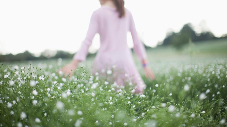 rože, polje, deklica