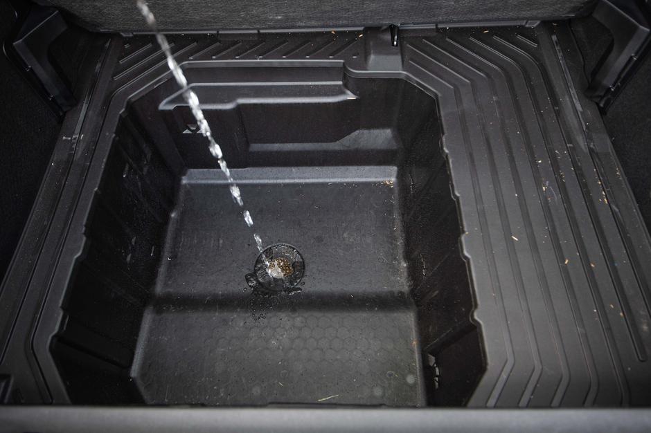 Ford družinski avto primerjava nalaganje prtljage | Avtor: Anže Petkovšek