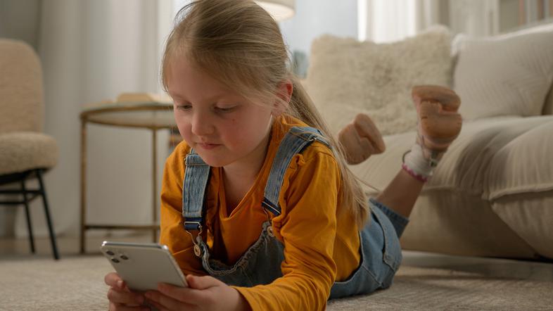 Otrok na telefonu