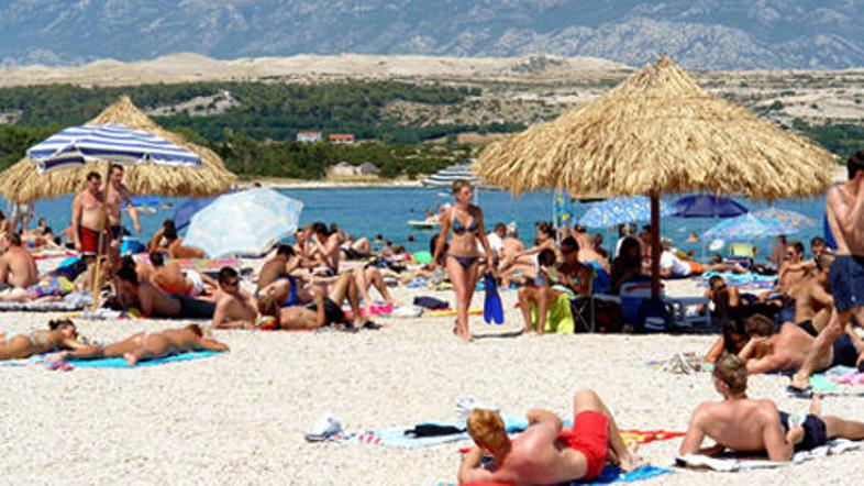 Zdravniki opozarjajo, naj bodo ljudje v senci.