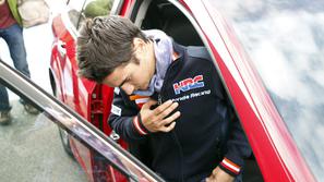 Dani Pedrosa na poti na operacijo v Barceloni. (Foto: Reuters)