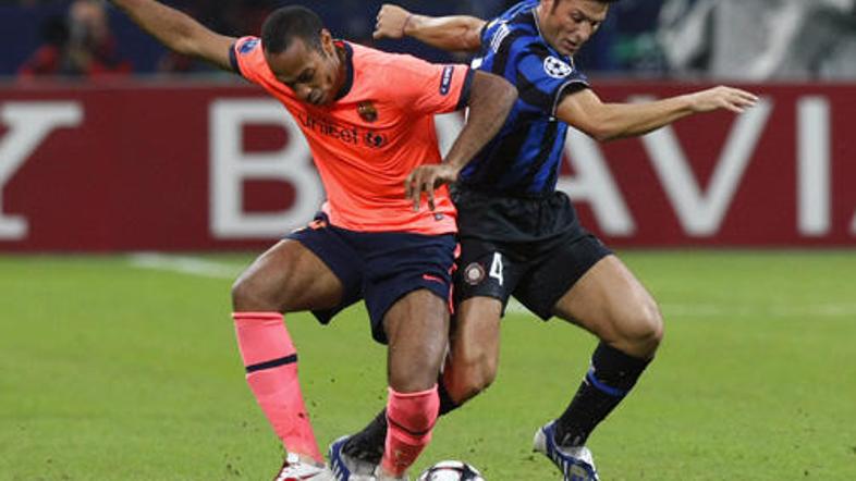 Spopad v Milanu - na fotografiji Thierry Henry (levo) in Javier Zanetti.