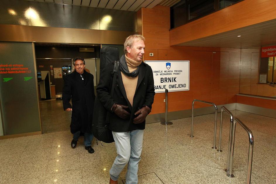 Kevin Costner, Brnik, letališče, prihod