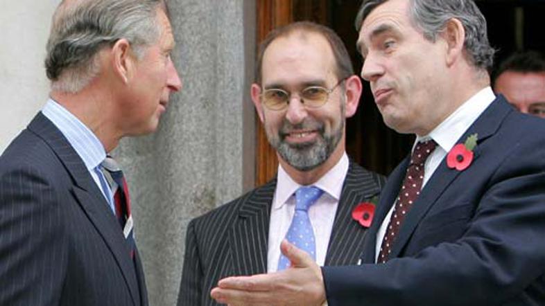 Stranki premierja Browna zaradi škandalov z izgubljenimi osebnimi podatki pada p