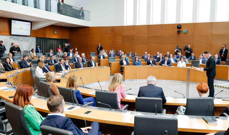 V DZ burno zaradi velikega reza: Toliko ministrstev bo imela nova vlada