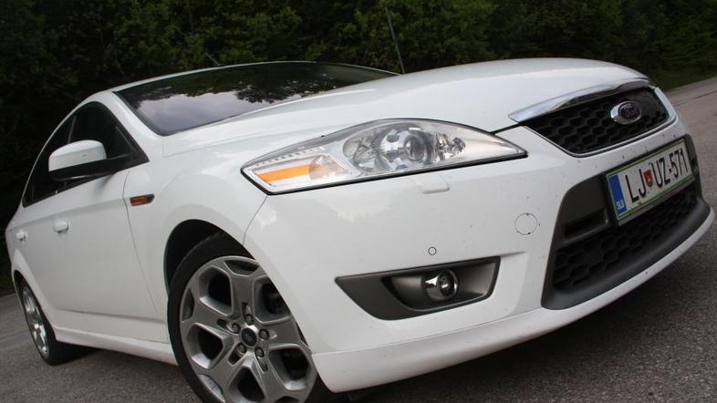 Mondeo s petvaljnim turbakom v nosu je sicer na voljo tudi z drugimi (pohlevnejš