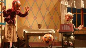 "Imela sva boben in lajno in žogica nama je ušla ..." pojeta dedek in babica. (F