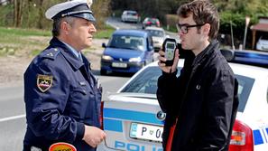 Policisti bodo nadzirali še posebej tiste voznike, ki prevažajo otroke. (Foto: B