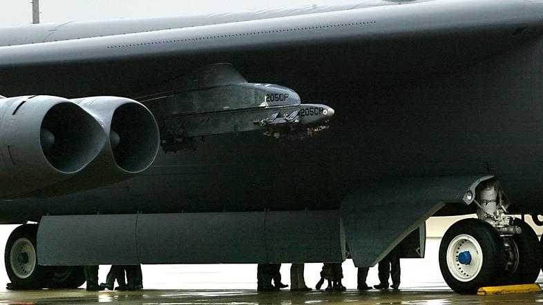 Ameriški bombnik B-52 je po pomoti prevažal jedrske rakete.