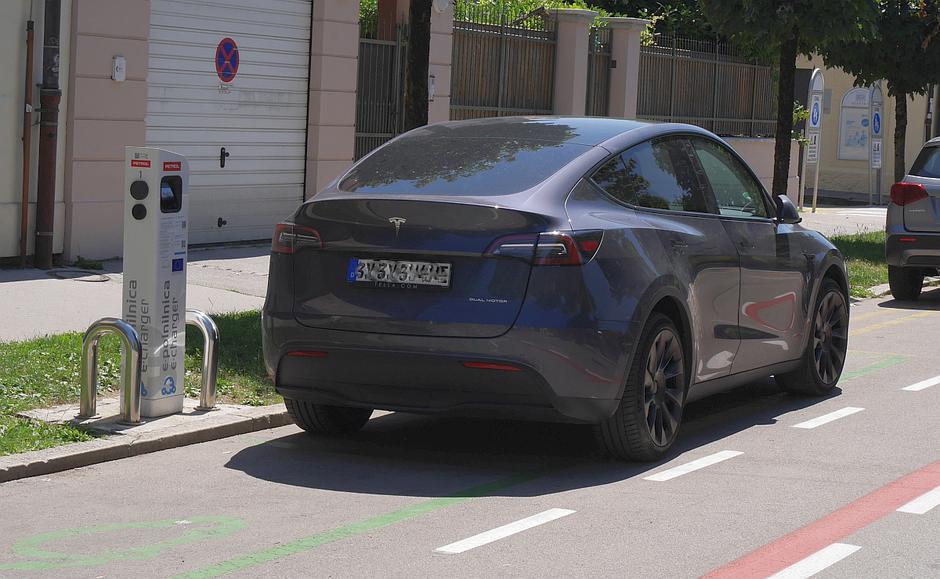 Parkiranje na električnih polnilnicah | Avtor: Matija_Janežič