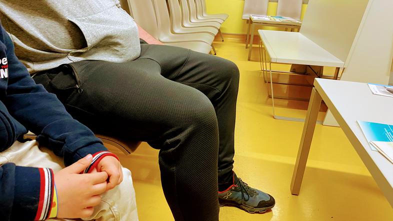 Ljudje v čakalnici ZD