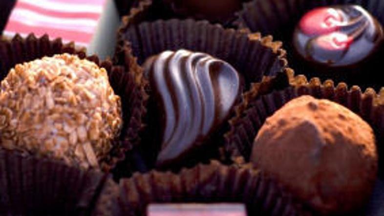 Zagotovo pa ne boste brcnili v temo, če sodelavki prinesete posebno čokoladno bo