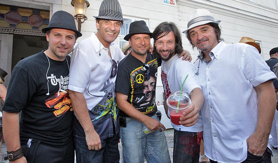 To je za dodaten zaslužek odprl član skupine Kingston