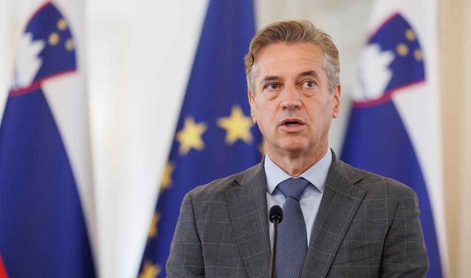 "Ali bomo krepili luč skupnosti ali dopustili, da nas razdvajajo sence nezaupanja."