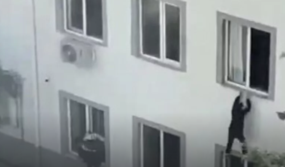 Grozljiv prizor: Učenci bežali pred strelcem, nekateri skakali čez okno