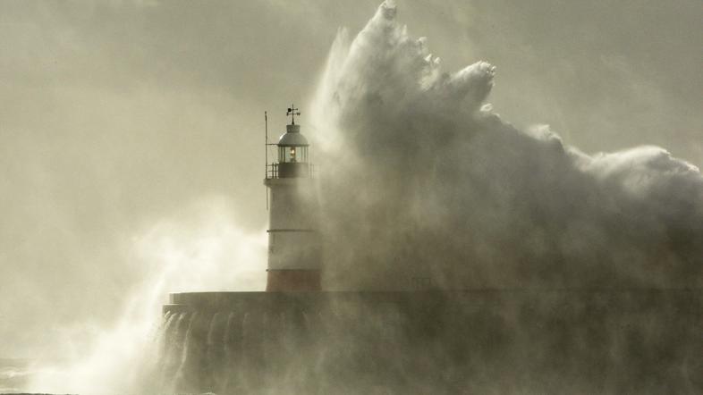 V Veliki Britaniji se že od zgodnjih jutranjih ur spopadajo z nevihto leta. (Fot