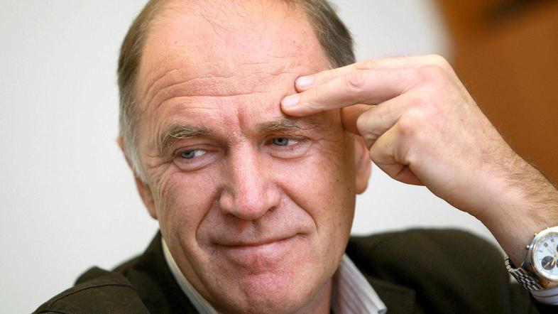 "Na govorice, ki se plasirajo zavestno, da imajo nek učinek, ne odgovarjam." (Fo