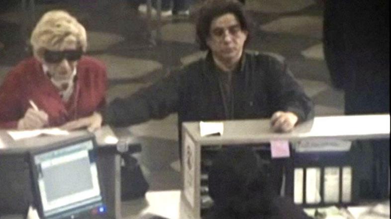 Levo stoji "Irene Prusik" (Thomas Parkin) in desno njen "nečak" Mhilton Rimolo.